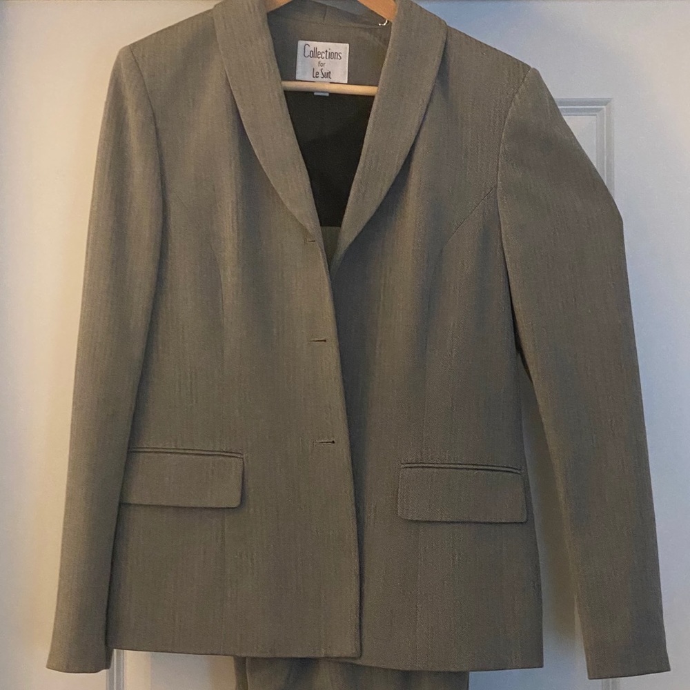 Collection for Le Suit 2 -Piece Pant Suit Size 10